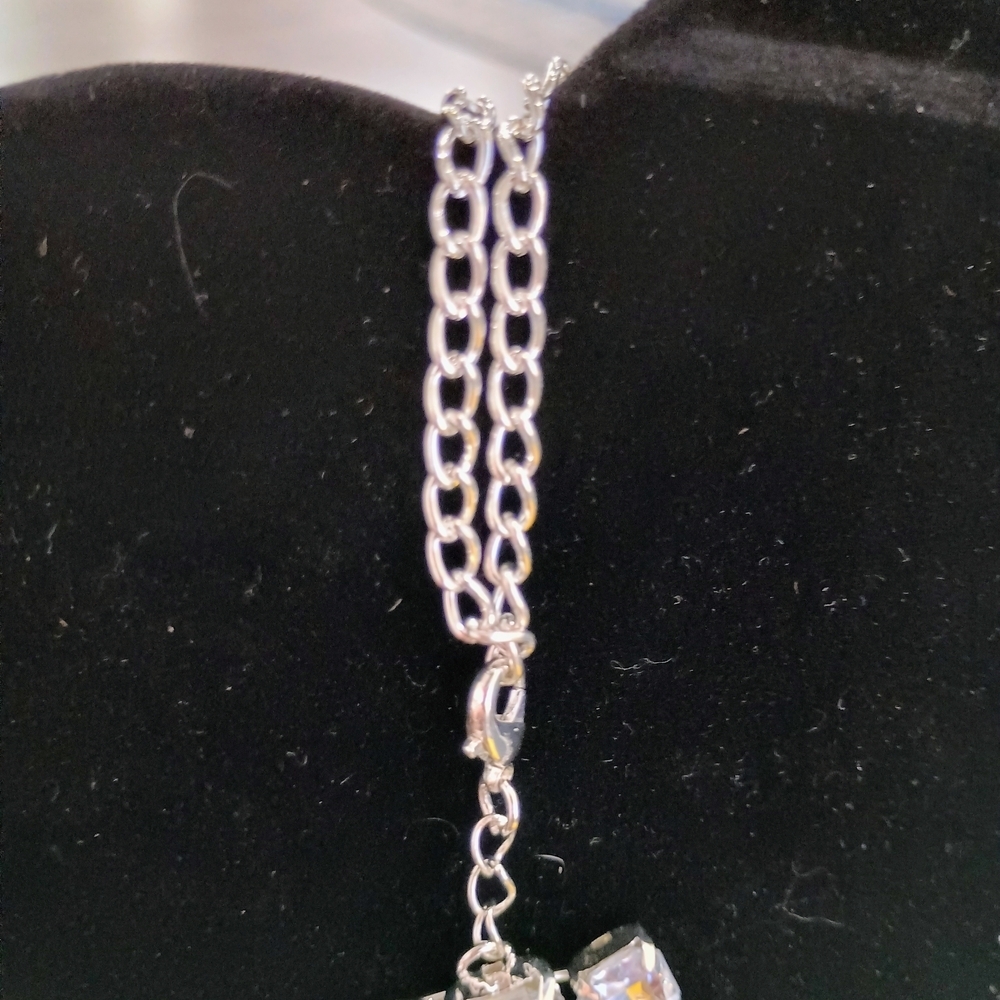 Elegant Silver Crystal Lightweight Necklace - Picture 3 of 3